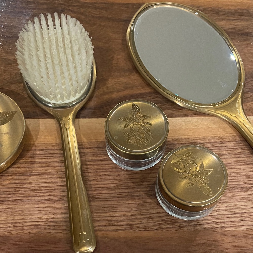 Elegant Gold Vanity Set - Picture 7 of 7